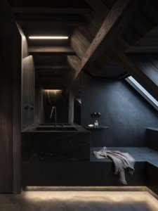 Atmosféru podkroví doplňuje nepřímé osvětlení kombinující lampy, odražené světlo i integrované LED pásky. (Chalupa na Vysočině; Plus One Architects)