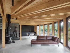 Stempel & Tesař architekti, Dům, který se otevírá slunci: Stavba ve svém přízemí obsahuje obývací pokoj, jídelnu a kuchyň