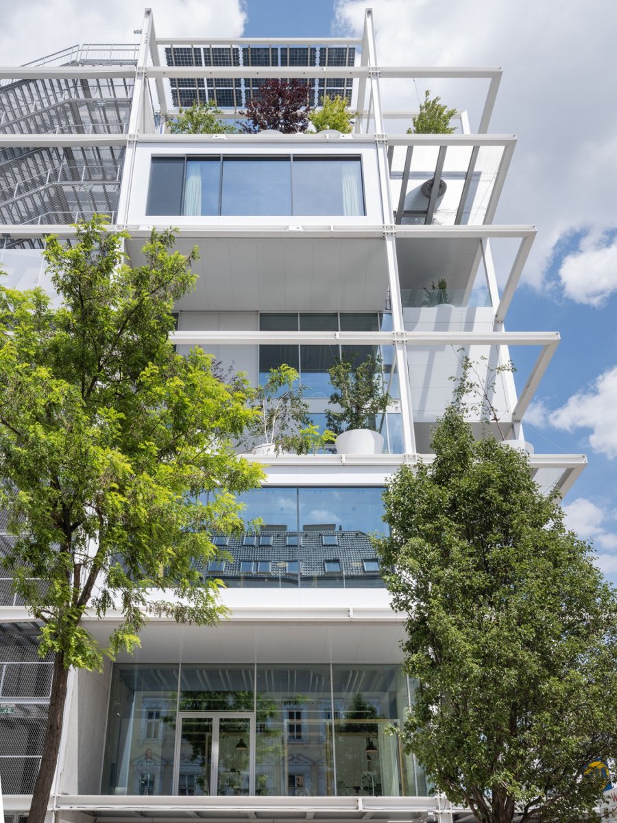 V kancelářské a obchodní čtvrti poblíž nádraží Wien Westbahnhof okamžitě upoutá pozornost prodejna společnosti IKEA, a to díky svému obvodovému plášti s rámovou konstrukcí