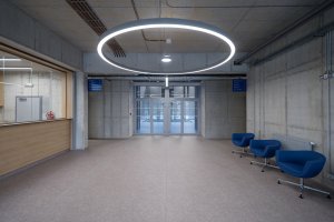 Sportovní hala města Plzeň, Projectstudio8: Interiéry definuje modrá barva, pohledový beton, přiznané konstrukce a technické rozvody