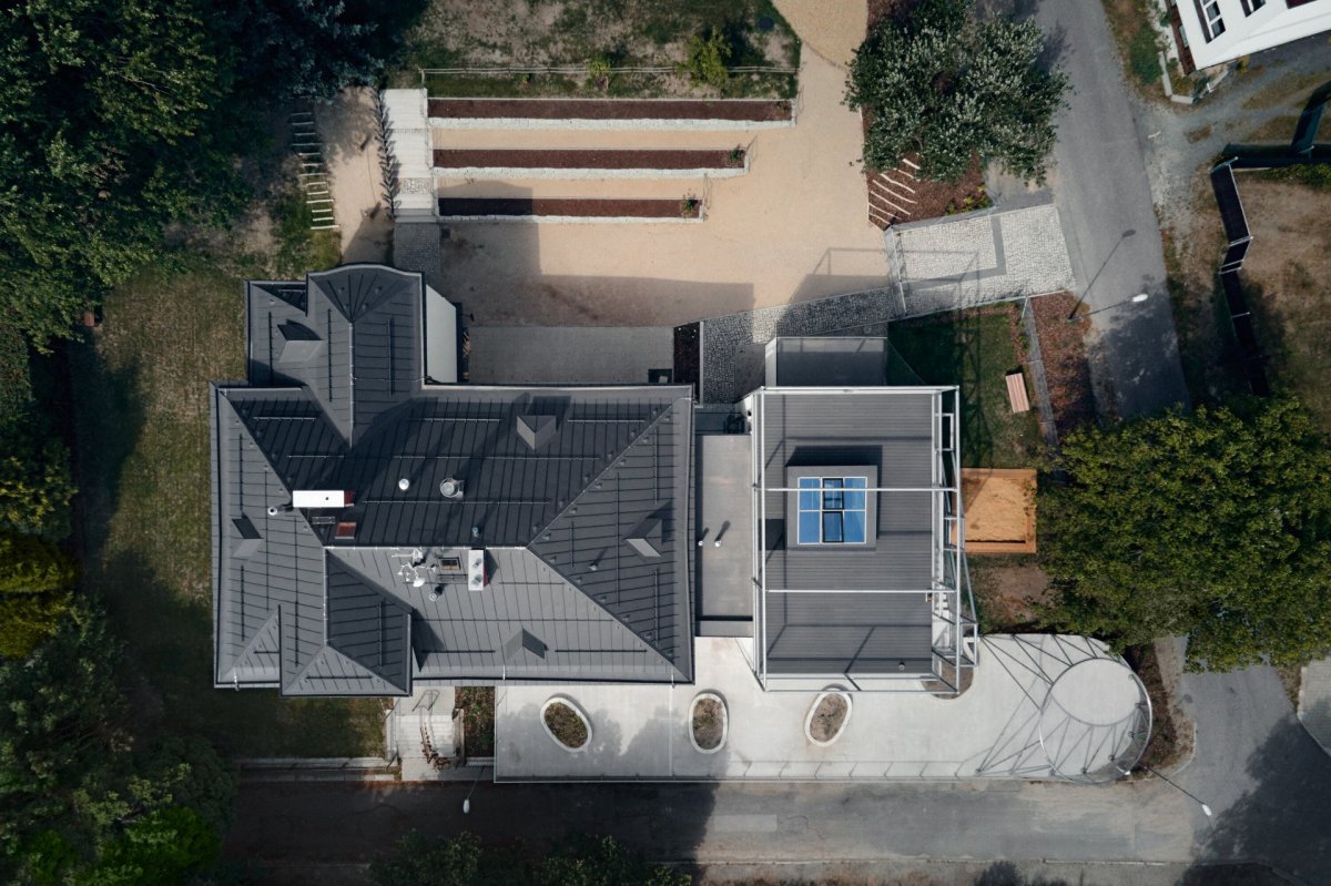 Přístavba ke školce Montessori v Jablonci nad Nisou, Mjölk architekti: Architekti z Mjölk k ní nyní připojili přístavbu, která s původní stavbou výrazně kontrastuje