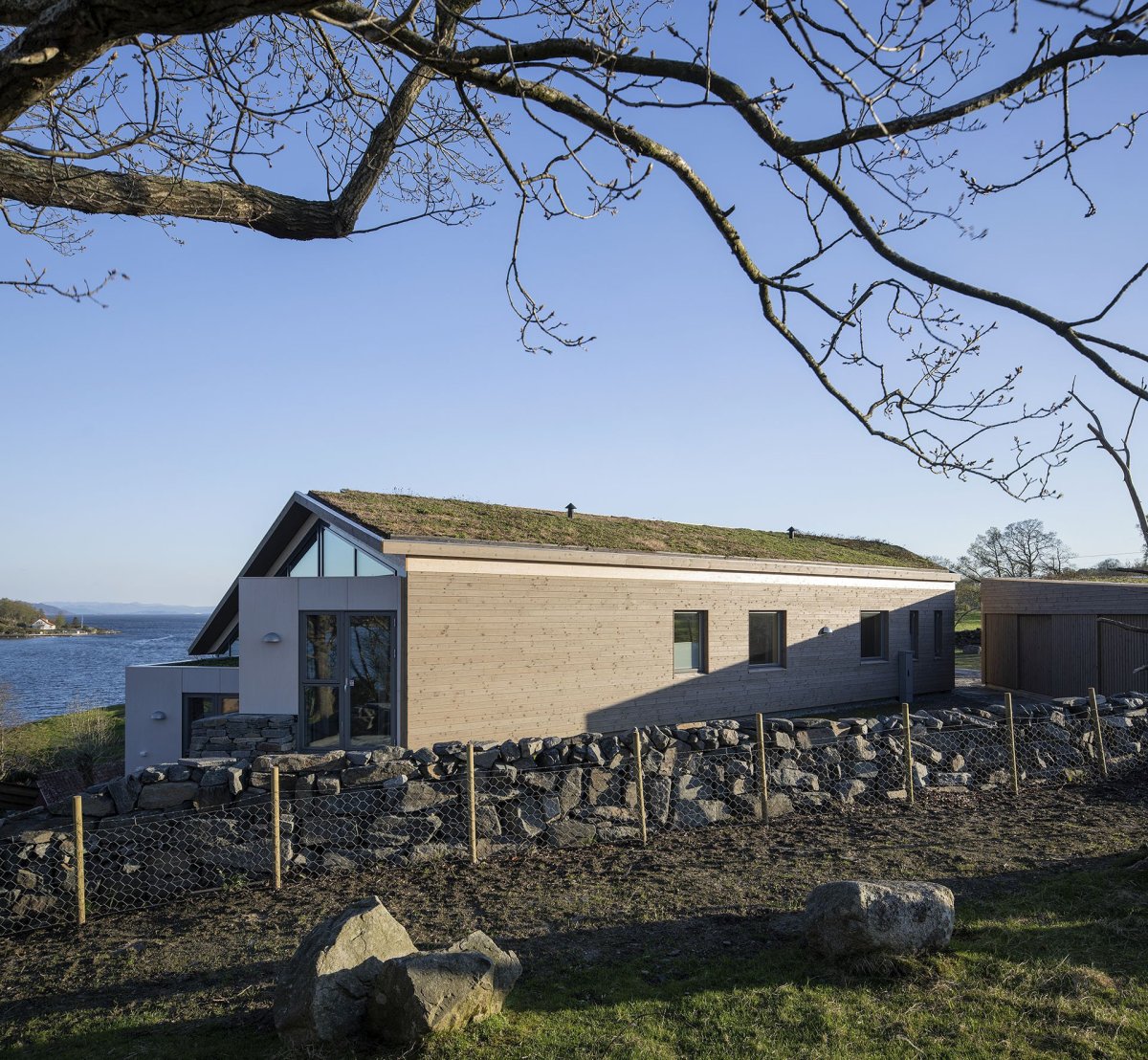 Na ostrově Finnøy vyrostl dům s výhledy na oceán. Navrhla ho architektonická kancelář Helen & Hard.