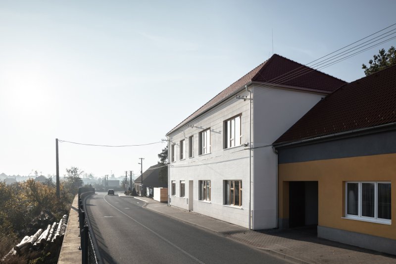 Rekonstrukce mateřské školy Polánka, ateliér CL3: Mateřská škola v Polánce se nachází ve dvoupodlažním domě, který svým jednoduchým hmotovým členěním a sedlovou střechou přirozeně zapadá do prostředí malé obce.