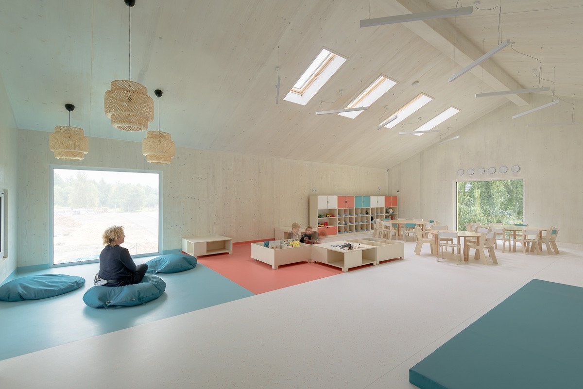 Ateliér xystudio navrhl nízkouhlíková a nízkoenergetická mateřskou školu v Polsku. Vyjímá se netradiční žlutou konstrukcí