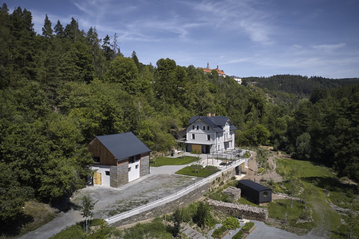 Dříve fořtovna, nyní penzion, jehož cílem nebylo vytvořit repliku minulosti, ale současný dům s odkazem na sudetskou historii. (Rekonstrukce Tauhaus; studio Olgoj Chorchoj)