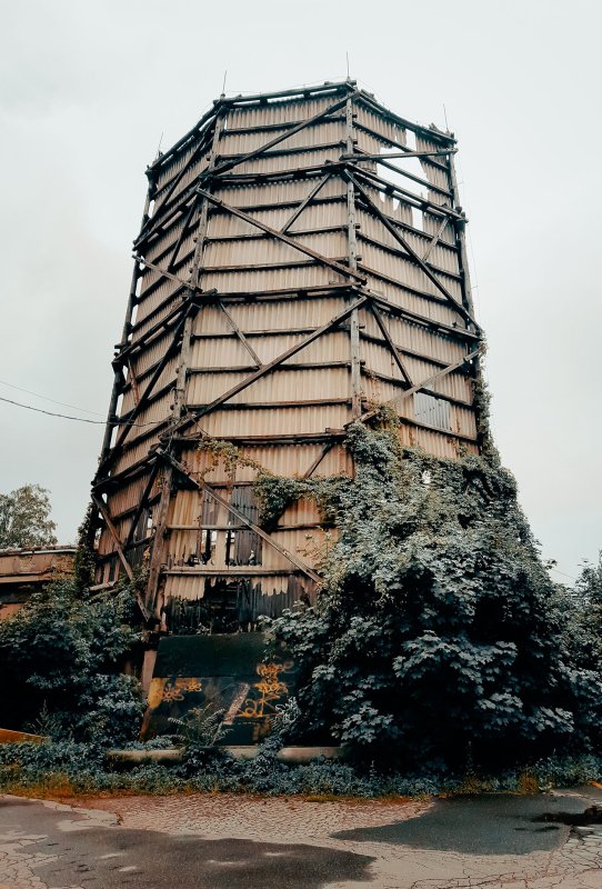 Chladicí věž (1925), jeden z památkově chráněných objektů. Má dřevěnou konstrukci a plášť z eternitu. Vzhledem k tomu, že je to unikátní technická stavba, měla by tu zůstat stát. Zatím to však spíš vypadá, že bez údržby sama spadne.
