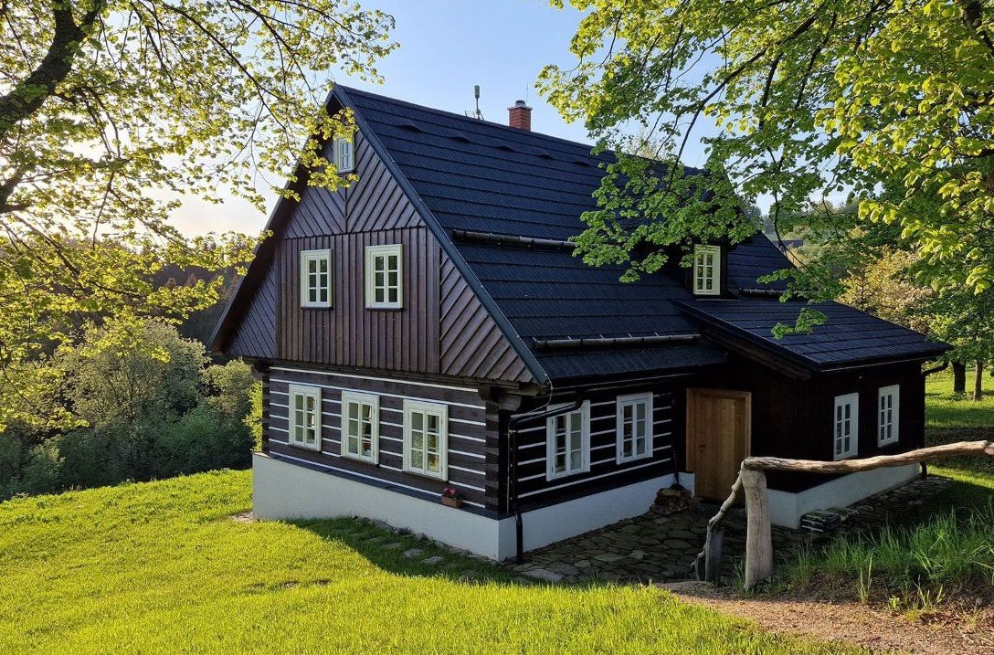 Firma Roubenky Roubal je český výrobce roubených staveb, který je na trhu od roku 2010.