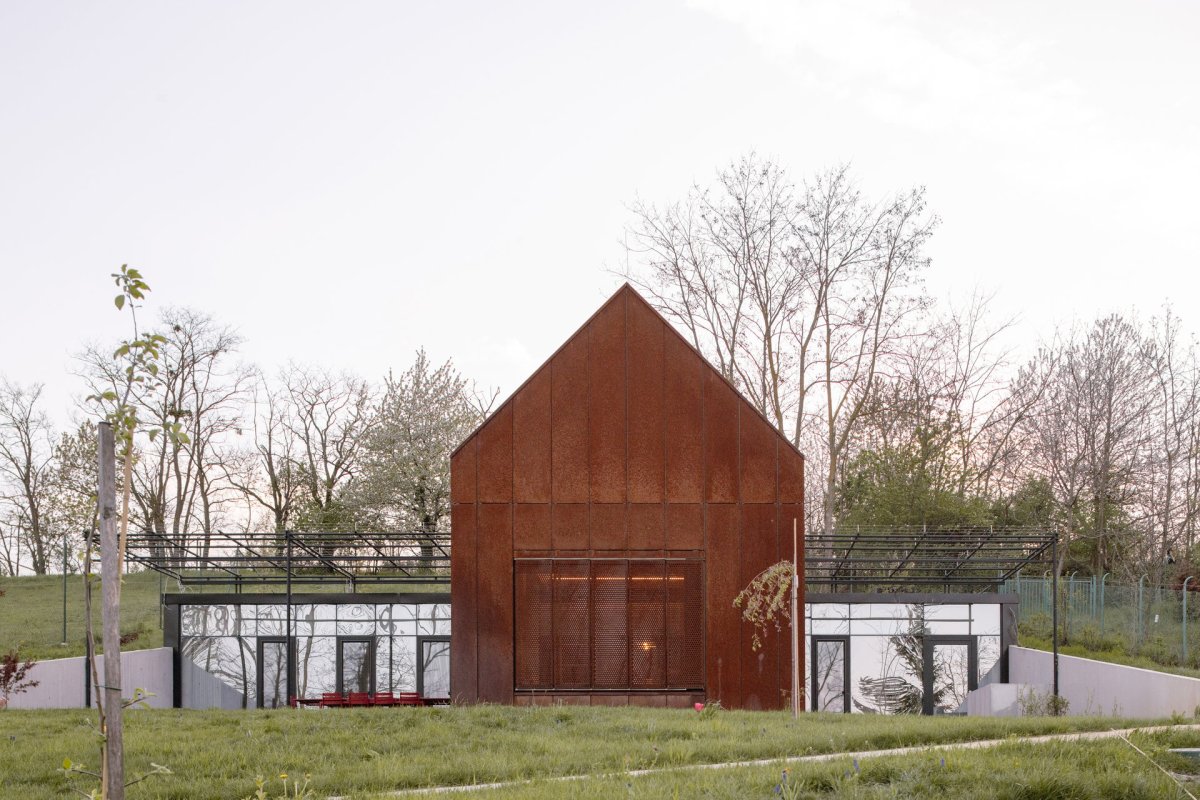 Část se sedlovou střechou má v sobě hlavní obytný prostor - obývací pokoj a kuchyni. (Víkendový dům nad přehradou, NOIZ architekti)