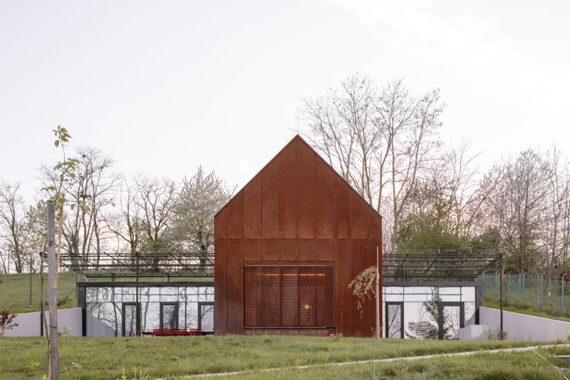 Část se sedlovou střechou má v sobě hlavní obytný prostor - obývací pokoj a kuchyni. (Víkendový dům nad přehradou, NOIZ architekti)