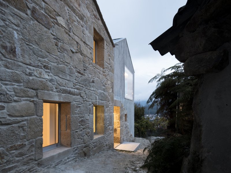 Rekonstrukce a dostavba rodinného domu v Muros, fuertes-penedo arquitectos © Héctor Santos-Díez