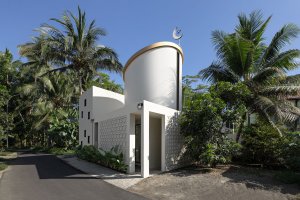 Kaple je obklopená ochozem.(De Residence Pangandaran, Erik Petrus)