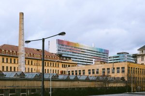 Bývalo to reprezentativní sídlo podniků zahraničního obchodu Chemapol-Investa, stavělo se tu z italského stavebního systému, použila se řada nadstandardních technických řešení. Uvnitř byla spousta dobového designu a umění. Z toho všeho však nezbylo téměř nic. Dochovaná je hlavně konstrukce a plášť budovy, v interiéru jsou to jen jednotlivosti – pár dveří, příček a konstrukce schodiště. Umění se ztratilo neznámo kam. Vyplývá to ze stavebně-historického průzkumu, jehož autorem je Josef Holeček (st.) a kolektiv.