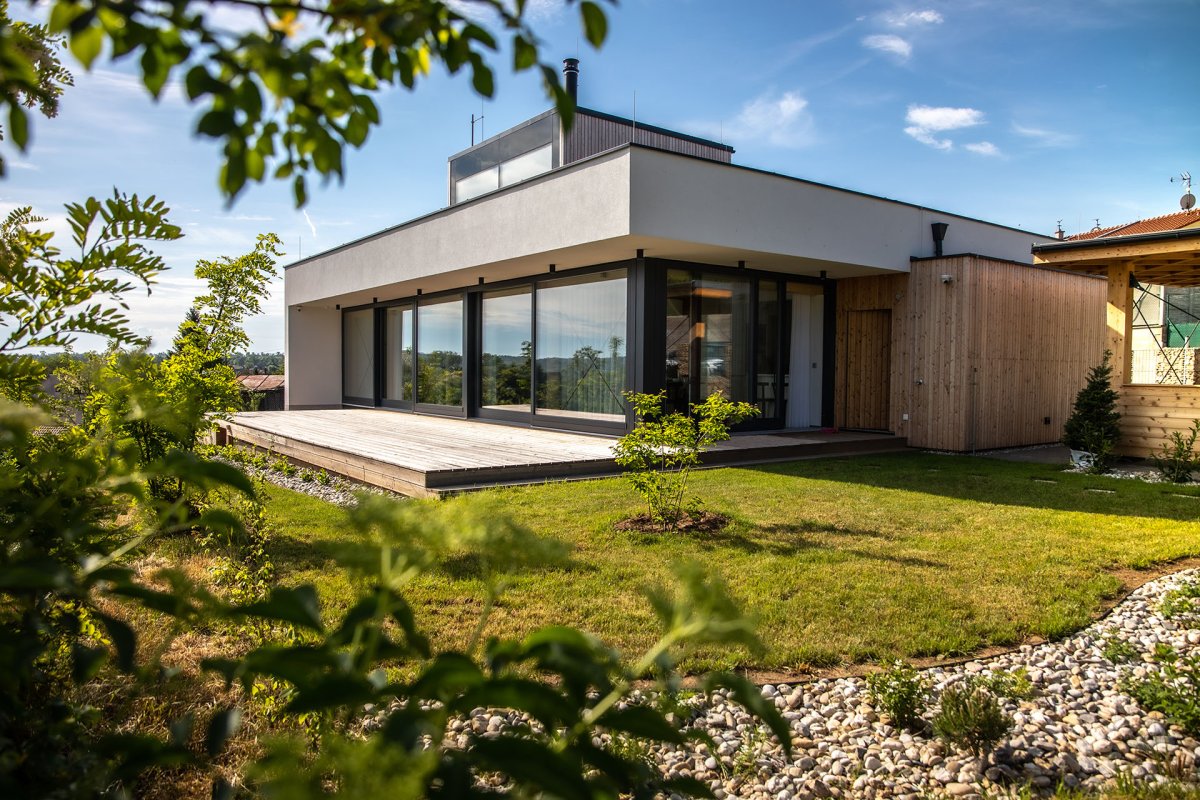 Dřevostavby VESPER HOMES spojují krásnou architekturu, zdravé prostředí i příjemnou atmosféru. (Na obrázku rodinný dům ve Znojmě)