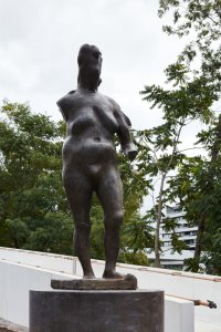 Druhá figurativní socha na úpatí lávky na Štvanici je dílem akademického sochaře Jana Henrycha. Ženská figura s názvem Řeka vznikla v sochařově ateliéru ještě za normalizace, kdy mohl oficiálně tvořit jen velmi málo. Socha je také vytvořena z vysokopevnostního betonu a jak autor dodává „Je to velice pevný materiál, takže tady ta socha bude strašit dlouho.“