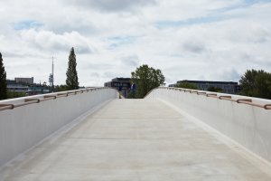 Jasně bílá barva silně odráží slunce. Při vysokém záření - které zavalilo lávku při jejím otevření, musíte mít přivřené oči a nebo lépe, sluneční brýle. Je otázkou jestli se časem, kdy se čistá barva "zachodí", tato skutečnost zlepší.
