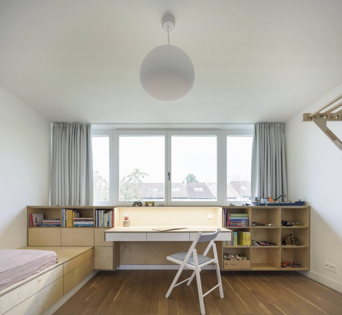 Dle originálního projektu měly domy směrem do zahrady v patře balkon, majitelé si je ale často zastavují, aby měli místnost navíc. (Bydlení v řadovém domě v Praze-Strašnicích, BY architects)