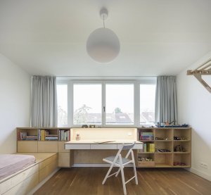 Dle originálního projektu měly domy směrem do zahrady v patře balkon, majitelé si je ale často zastavují, aby měli místnost navíc. (Bydlení v řadovém domě v Praze-Strašnicích, BY architects)