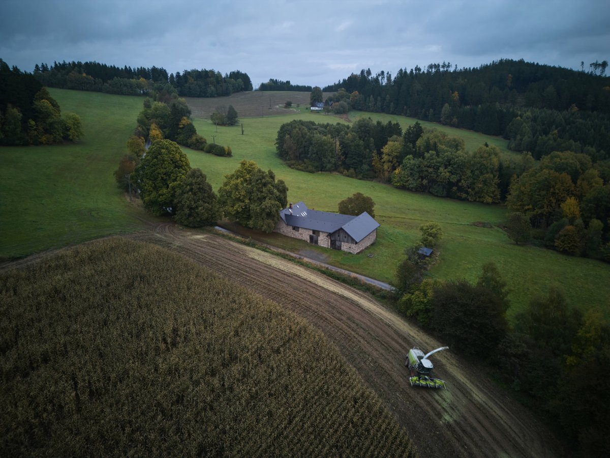 Statek na Vysočině vznikal postupně od první poloviny 19. století až do jeho závěru. (Chalupa na Vysočině; Plus One Architects)