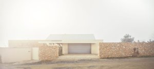 Dům je do ulice uzavřený. (Bungalov ve východních Čechách; Atelier Kunc)