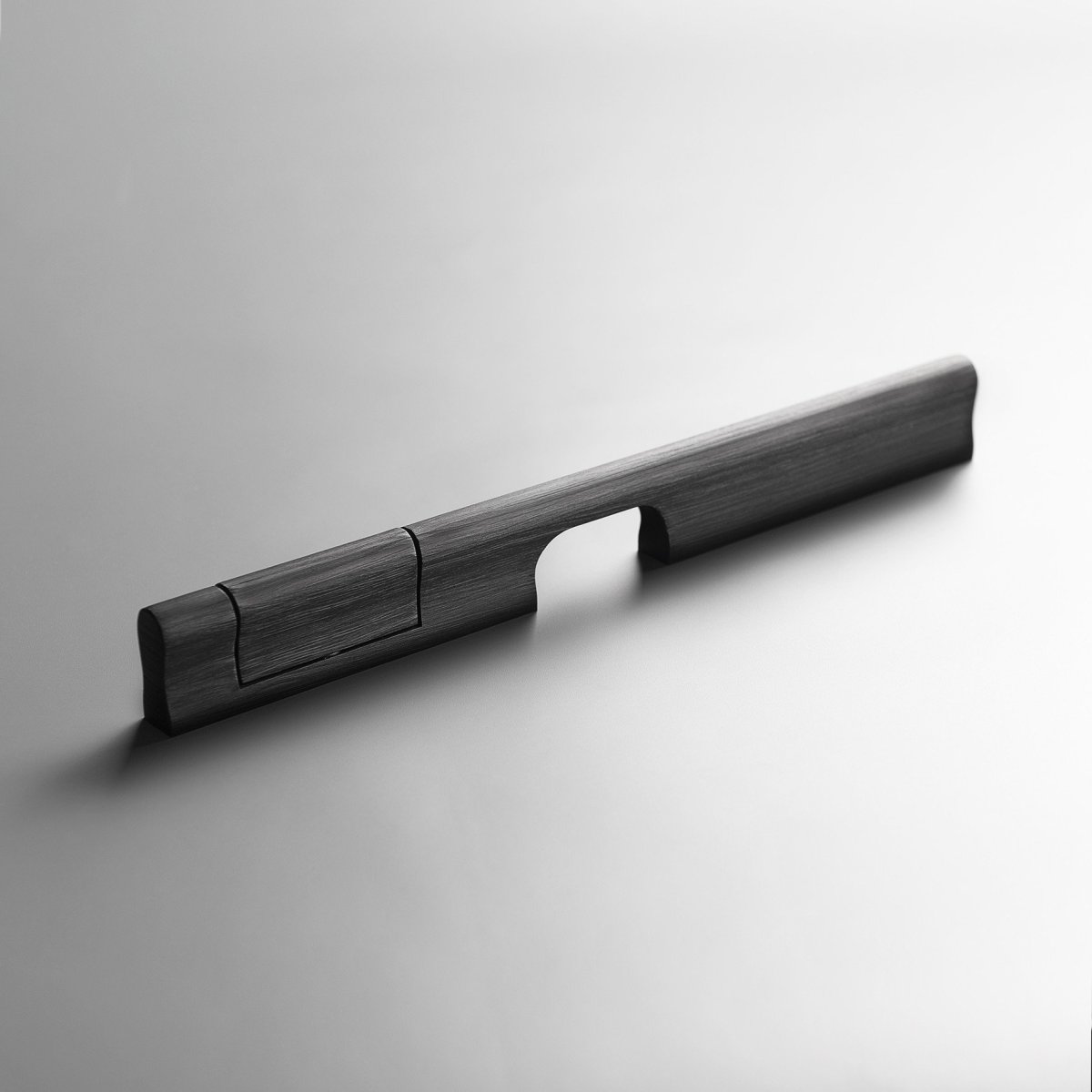 Madlo YES! s bezkontaktním magnetickým systémem Magnetic zajišťuje tiché ovládání dveří, bez použití klik a zámků.
