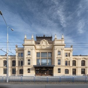 Vlakové nádraží v Českých Budějovicích vypadá jako před sto lety, ale odpovídá 21. století
