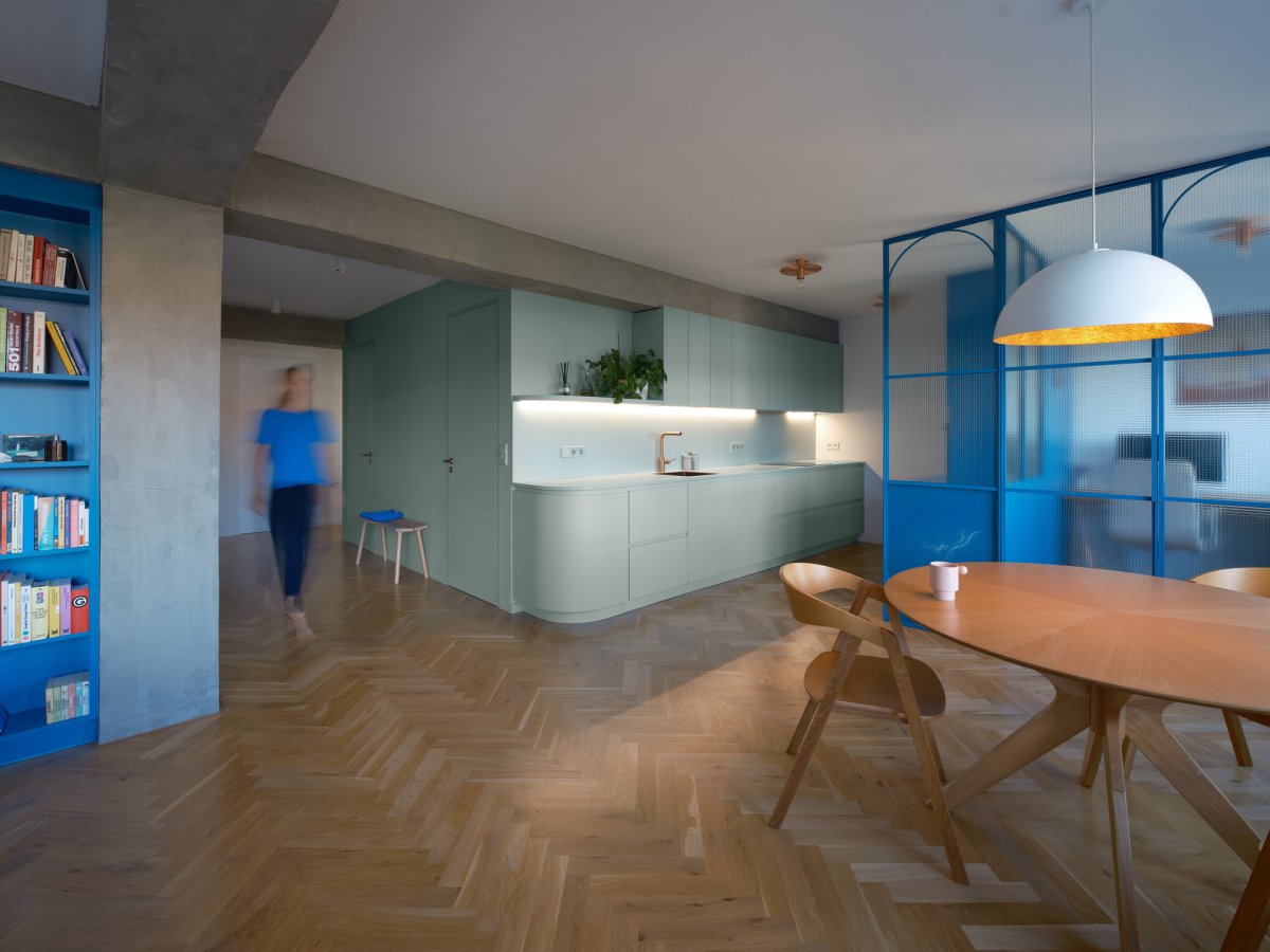 Střeedobodem rodinného života je obývací pokoj s kuchyní. (Rekonstrukce bytu v Holešovicích; B² Architecture)