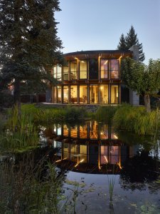 Stempel & Tesař architekti, Dům, který se otevírá slunci: V průběhu realizace domu prošla úpravami i zahrada. Vzniklo v ní koupací jezírko na dešťovou vodu nebo kořenová čistička