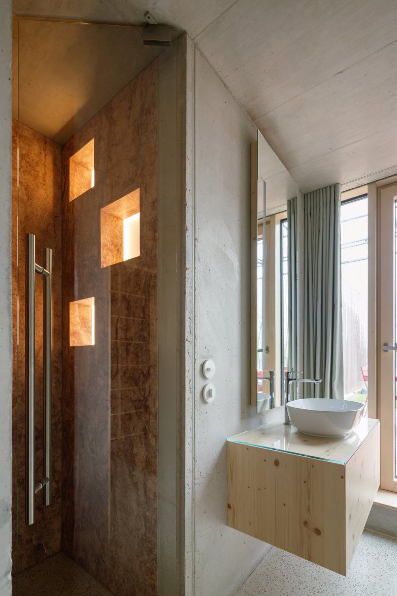 Koupelna (Víkendový dům nad přehradou, NOIZ architekti)