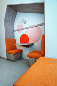 Místa pro děti: Kromě hracích koutků a nabídky digitální zábavy jsou na každém patře pro děti a rodiče k dispozici krytá útočiště v uklidňujících barvách.