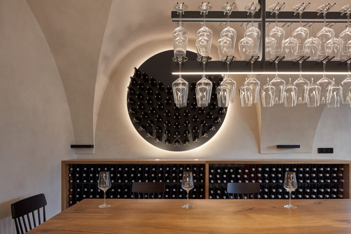 Winebar architekti umístili pod klenby starého vinařství. (Vinařství Kolby v Pouzdřanech, ORA)