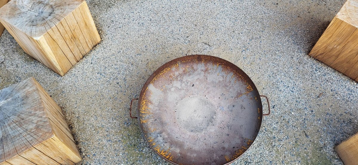 Důležitou součástí je ohniště – trochu zapuštěné, aby se rozbila monotónní placka.