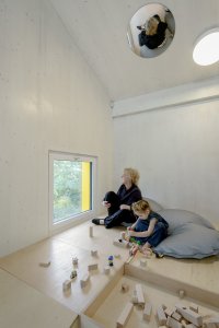 Ateliér xystudio navrhl nízkouhlíková a nízkoenergetická mateřskou školu v Polsku. Vyjímá se netradiční žlutou konstrukcí