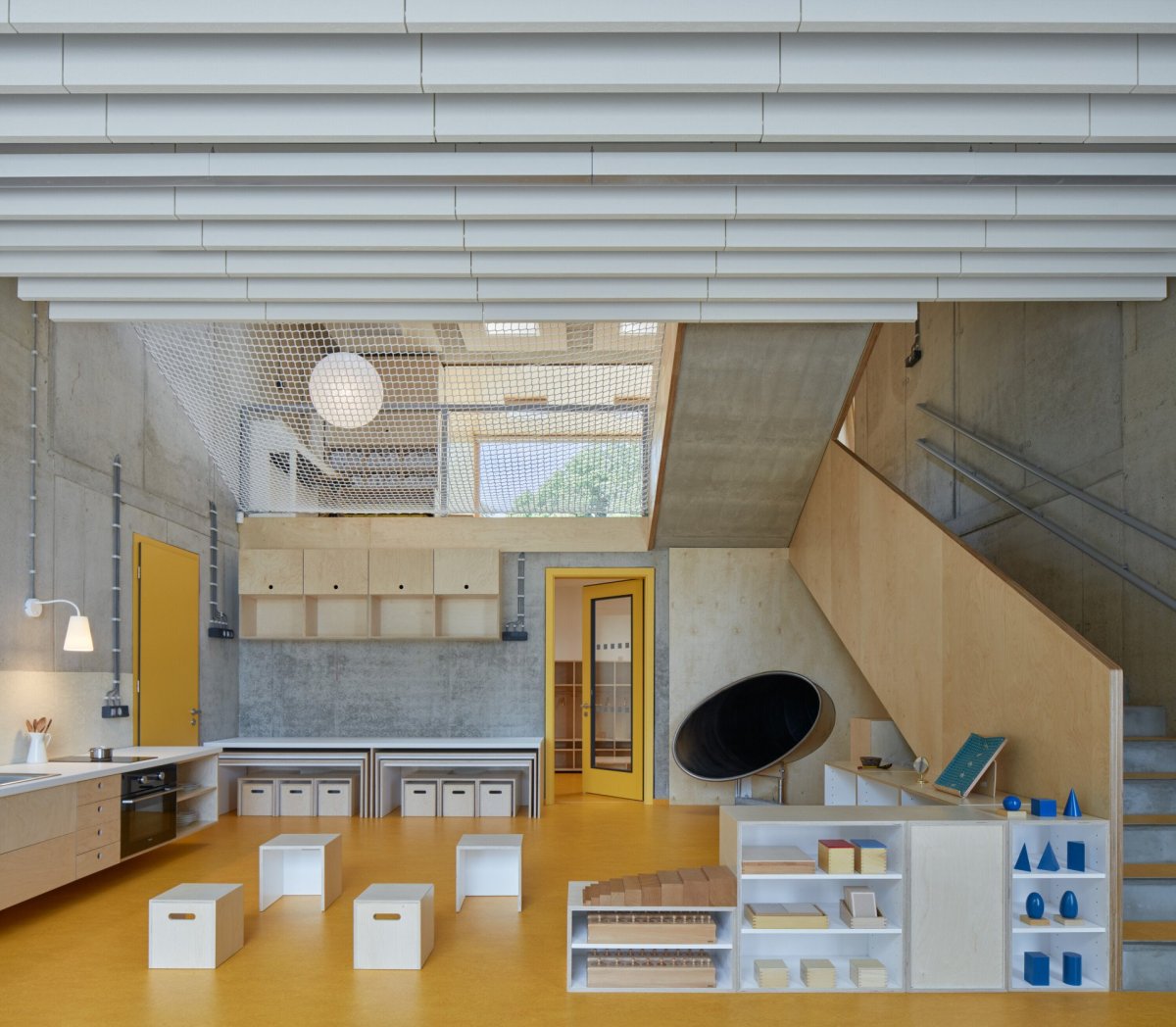 Přístavba ke školce Montessori v Jablonci nad Nisou, Mjölk architekti: ... a další vybavení včetně skříní na speciální Montessori pomůcky a matrace pro odpočinek