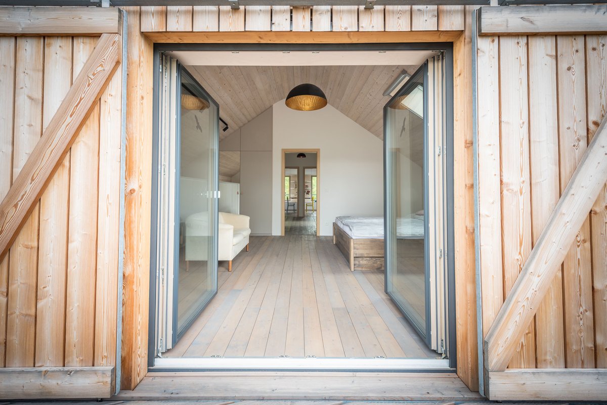 Dřevostavby VESPER HOMES spojují krásnou architekturu, zdravé prostředí i příjemnou atmosféru. (Na obrázku rodinný dům na Slapech)