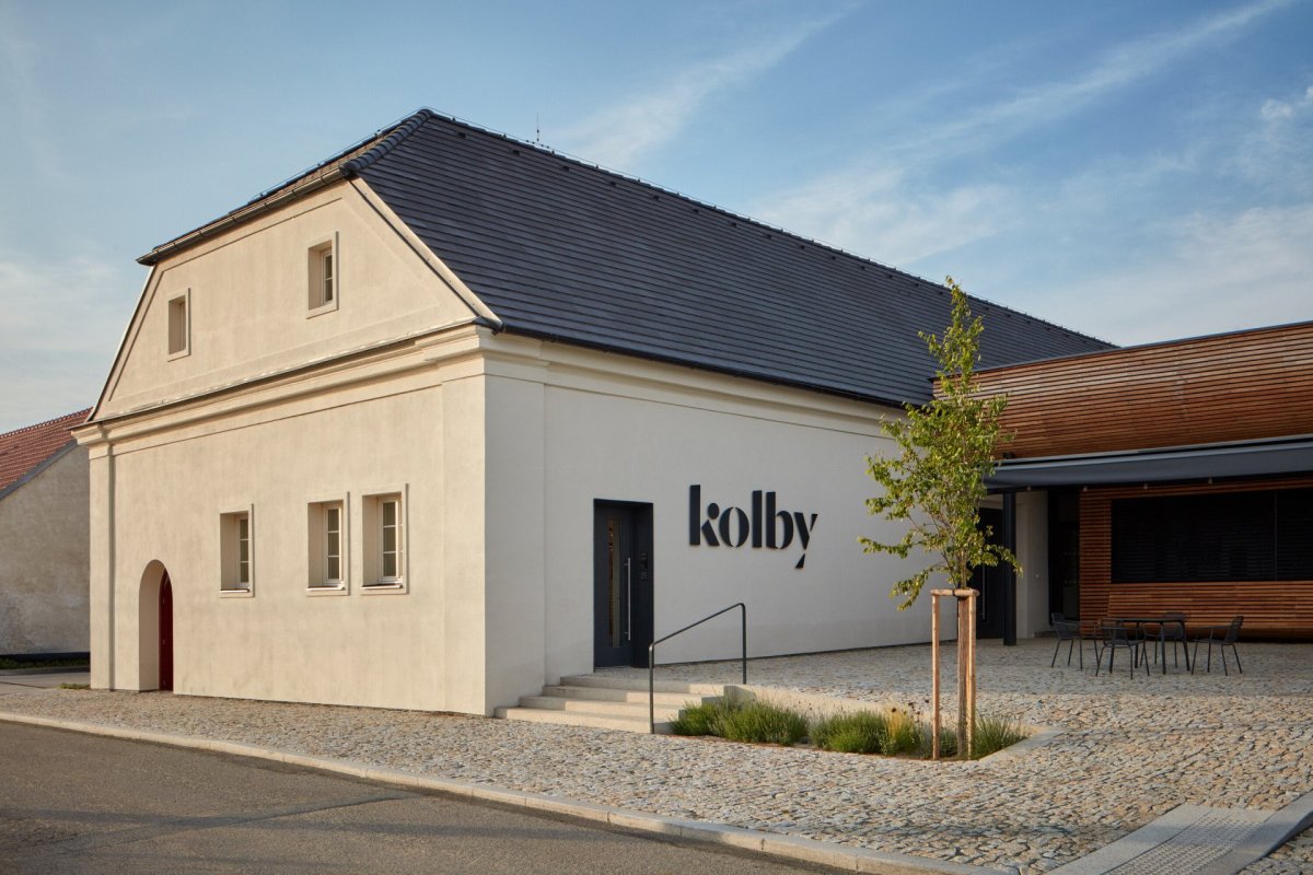 Architekti se proto rozhodli pro dva dominantní výrazy. První patří historickému domu, který je nově omítnutý. (Vinařství Kolby v Pouzdřanech, ORA)