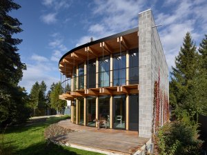 Stempel & Tesař architekti, Dům, který se otevírá slunci: Stavba ze dřeva a betonových tvárnic maximálně otevírá své interiéry do rozlehlé zahrady