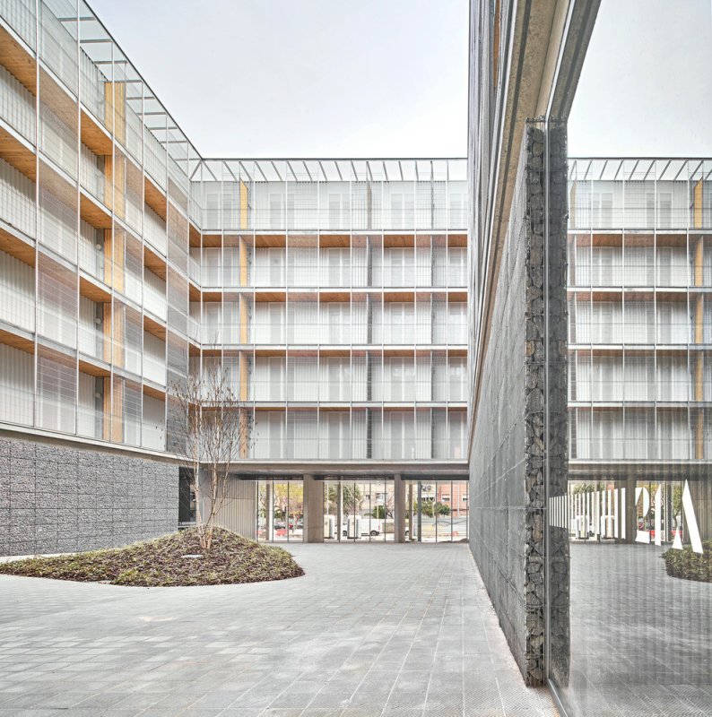 Bytový dům v Barceloně od ateliéru Peris+Toral Arquitectes