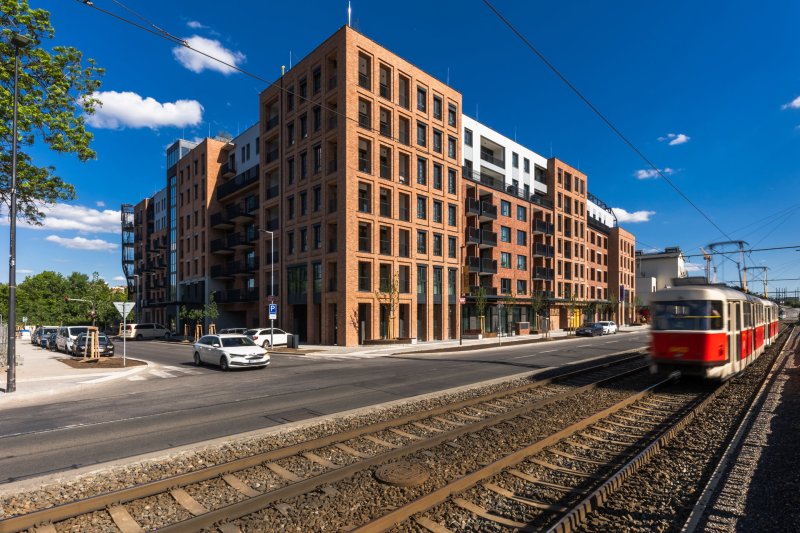 Etapa Sever - cihelné bloky odkazují na industriální minulost místa (Transformace Lihovaru Smíchov; Black n´ Arch)