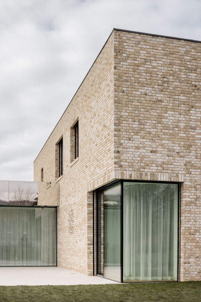Rodinný dům v Záhorských sadech v Bratislavě, ARCHITEKTI mikulaj & mikulajova: Architekti a architektky stavbě dali takovou strukturu, která zaručuje dostatečnou míru soukromí