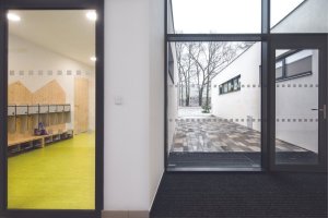 Mateřská škola Doubek v Pardubicích, Med Pavlík architekti: 
Hlavním komunikačním uzlem je převýšená chodba