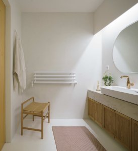 Pohled do koupleny (Bydlení v řadovém domě v Praze-Strašnicích, BY architects)