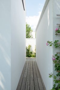 Zahrada nabízí různá zákoutí (Bílý dům v Lysolajích, skvadra architekti)