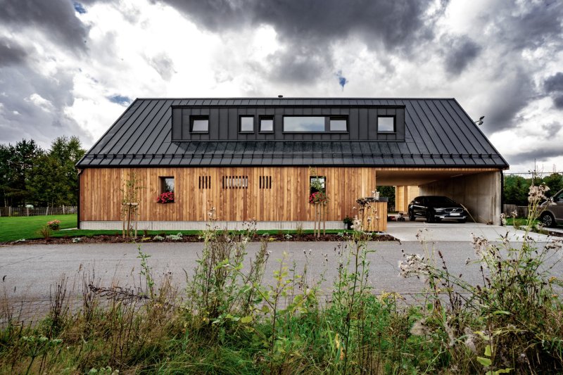 Harazim Karel Architektura - RD Borová Lada: Do ulice směřují pouze malá okna s vikýřem