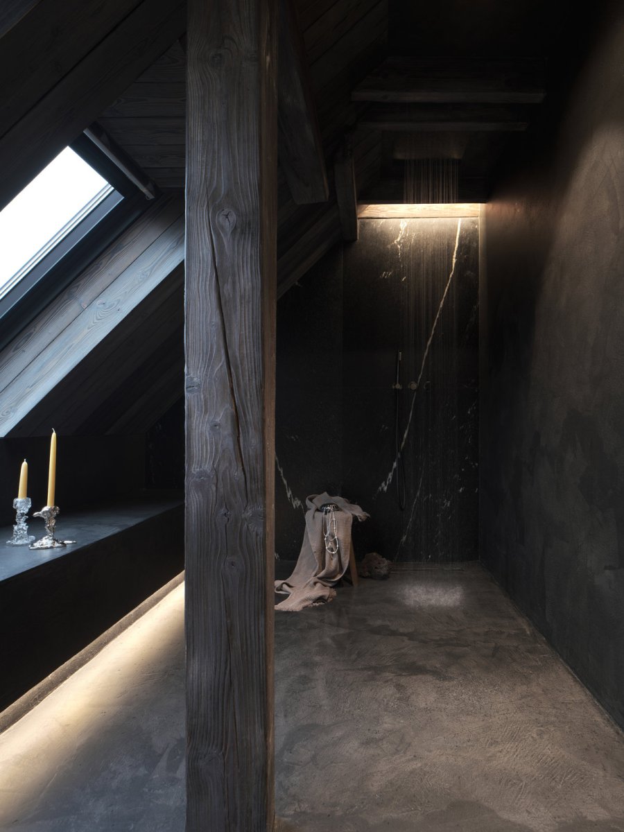 Atmosféru podkroví doplňuje nepřímé osvětlení kombinující lampy, odražené světlo i integrované LED pásky. (Chalupa na Vysočině; Plus One Architects)