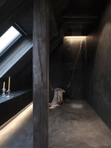 Atmosféru podkroví doplňuje nepřímé osvětlení kombinující lampy, odražené světlo i integrované LED pásky. (Chalupa na Vysočině; Plus One Architects)