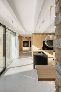 Rodinný dům v Záhorských sadech v Bratislavě, ARCHITEKTI mikulaj & mikulajova: Pohled do skleněného úseku, který obsahuje kuchyň s jídelnou