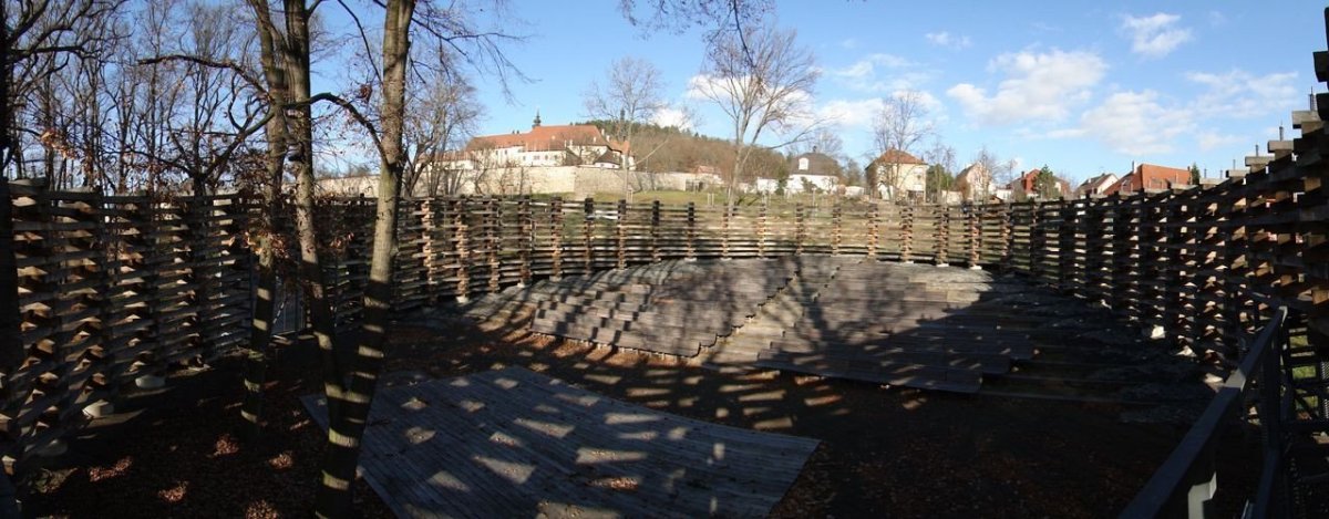 třiarchitekti, Letní scéna AmFík, celkový pohled na scénu s klášterem v pozadí – foto