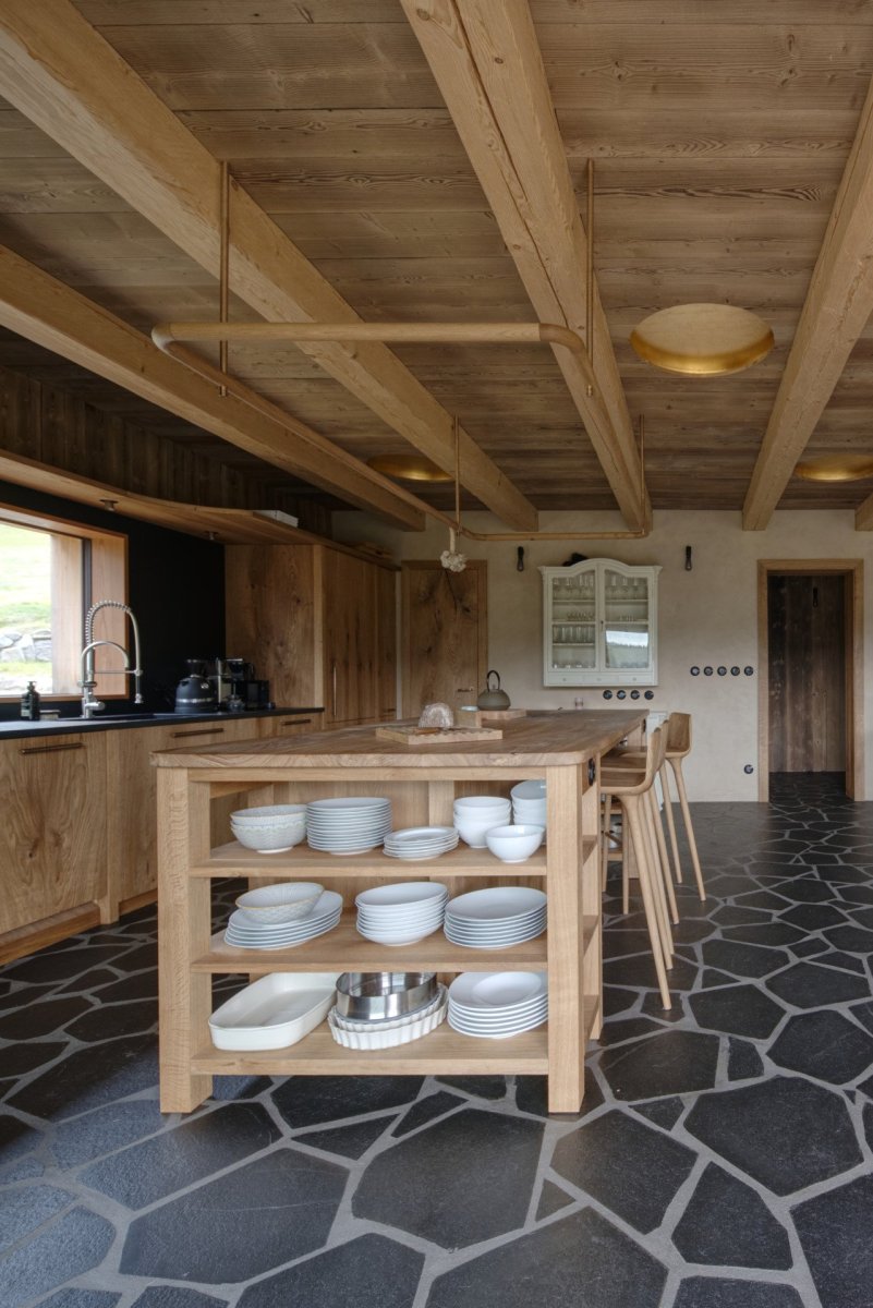 V kuchyni (Chalupa Wunderbaude, A1Architects)