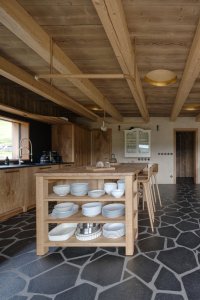 V kuchyni (Chalupa Wunderbaude, A1Architects)
