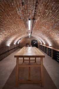 Pohled do winebaru (Vinařství Kolby v Pouzdřanech, ORA)